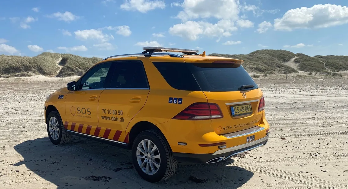 Turister strander på Vesterhavets strande